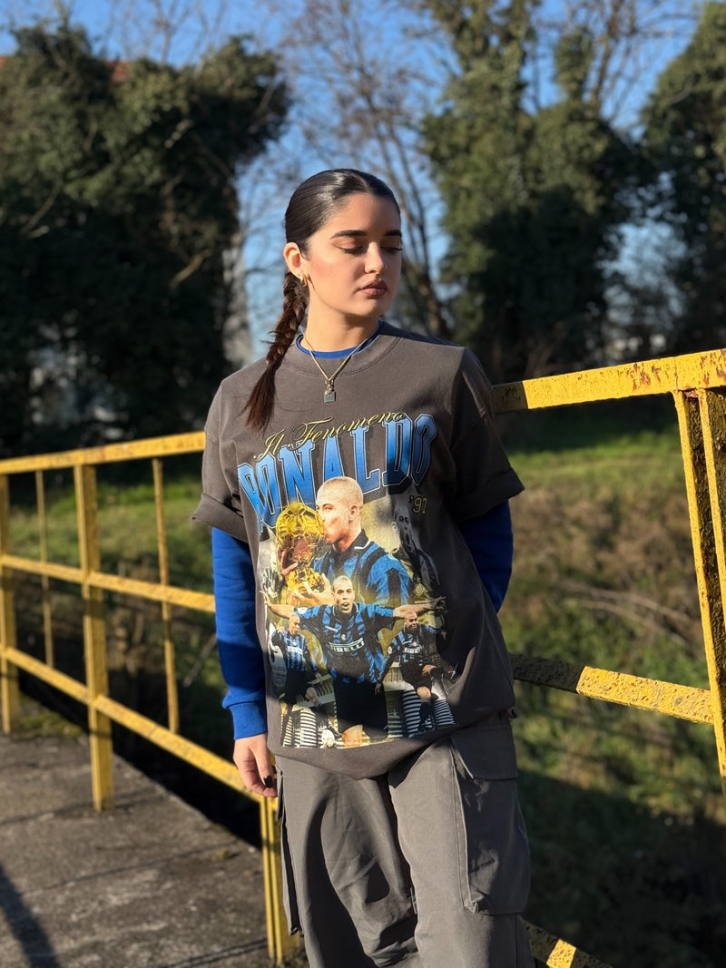 T-shirt em grafite desbotado